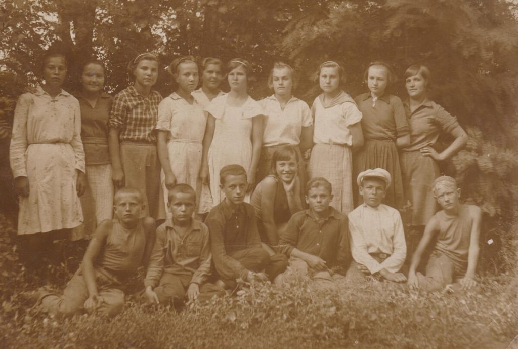 Зося серед вихованців дитбудинку в м.Кам’янське, 1930-і роки