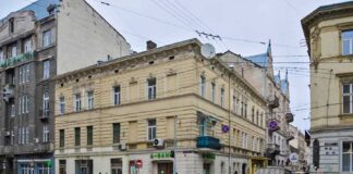 У будинок на розі вулиць Коперника і Словацького в 1947 році врізався трамвай. Сучасне фото