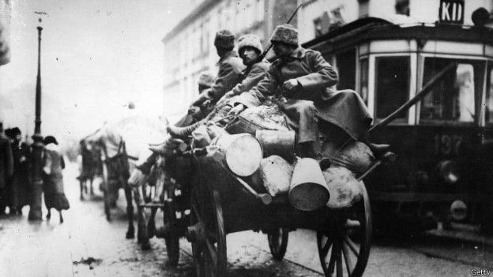 Віз із російськими військовими і трамвай «Sanok» № 137 маршруту KD, який курсував між парком Кілінського та головним вокзалом. 1915 р.