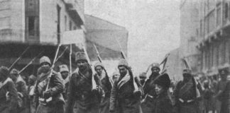 Російські війська крокують вулицею Городоцькою. Світлина Ф. Корсакова, 1915 р.