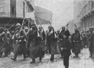 Російські війська крокують вулицею Городоцькою. Світлина Ф. Корсакова, 1915 р.