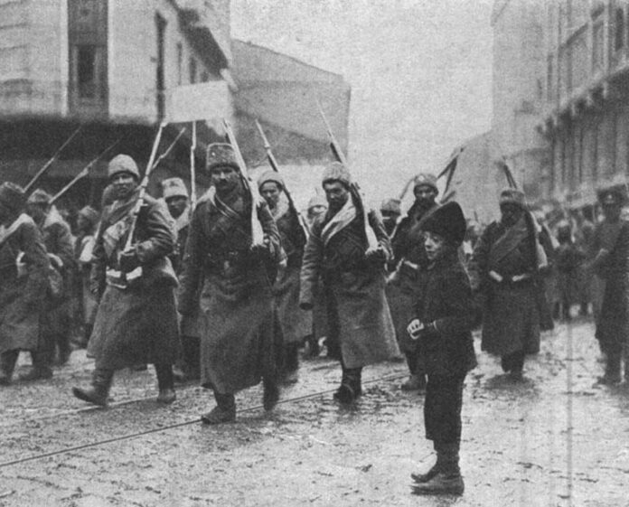 Російські війська крокують вулицею Городоцькою. Світлина Ф. Корсакова, 1915 р.