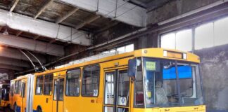 Тролейбус «Skoda 15Tr» № 607 в цеху профілакторію. 2013 р. Автор фото – Володимир Саванчук