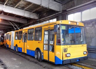 Тролейбус «Skoda 15Tr» № 607 в цеху профілакторію. 2013 р. Автор фото – Володимир Саванчук