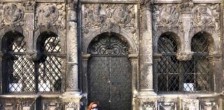 Івона Лобан на сходинках каплиці Боїмів. Літо 2020 року. Фото з архіву Івони Лобан