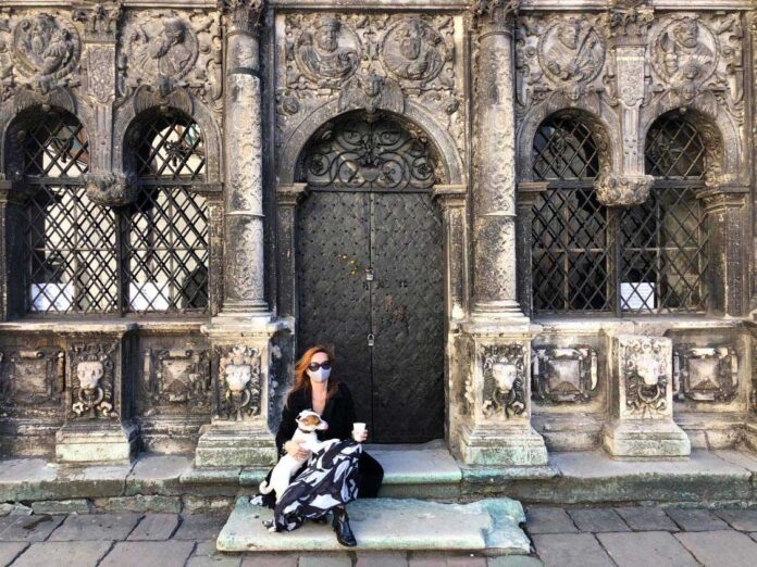 Івона Лобан на сходинках каплиці Боїмів. Літо 2020 року. Фото з архіву Івони Лобан Івона Лобан на сходинках каплиці Боїмів. Літо 2020 року. Фото з архіву Івони Лобан