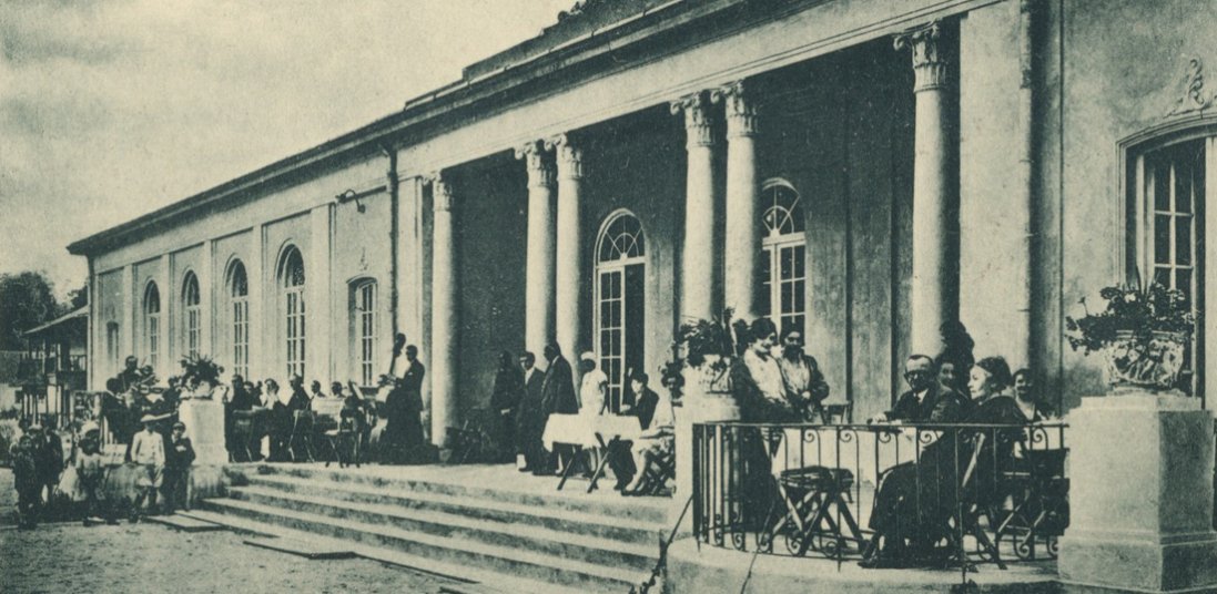 Будівля ресторану курорту в Любені Великому