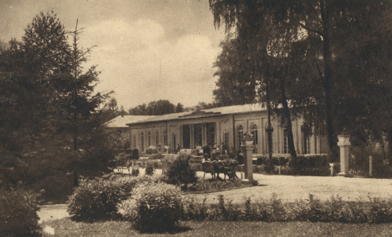 Будівлі ресторану та театру курорту в Любені Великому