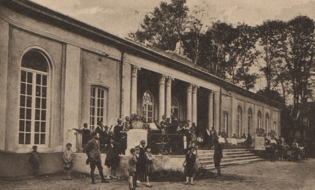 Приміщення бальної зали курорту в Любені Великому