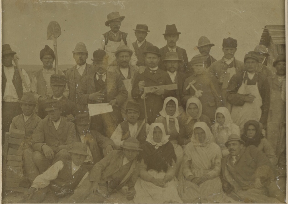 Робітники під час будівництва залізниці Самбір-Сянки на фото 1905 р.