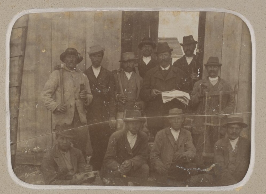 Робітники під час будівництва залізниці Самбір-Сянки на фото 1905 р.