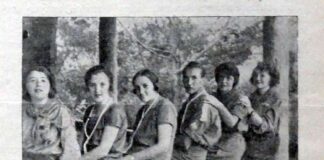 Команда цьогорічного жіночого табору на Соколі. Зліва направо: обозна Софія Мойсеович, скарбник Ірена Макарушківна, командант Цьопа Паліївна, інструктор сквмстр Семенюк, писар Ірена Стрийська, магазинєр Рибачківна. Всі старші пластунки з куреня «Ті, що греблі рвуть». Світлив Юліан Дорош. Світлина опублікована у часописі «Молоде життя». Львів, 1929, 25 листопада. З фондів Наукової бібліотеки Львівського національного університету імені Івана Франка.МЖ, 25 листопада 1929 р.