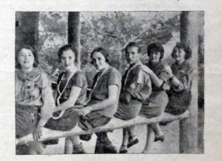 Команда цьогорічного жіночого табору на Соколі. Зліва направо: обозна Софія Мойсеович, скарбник Ірена Макарушківна, командант Цьопа Паліївна, інструктор сквмстр Семенюк, писар Ірена Стрийська, магазинєр Рибачківна. Всі старші пластунки з куреня «Ті, що греблі рвуть». Світлив Юліан Дорош. Світлина опублікована у часописі «Молоде життя». Львів, 1929, 25 листопада. З фондів Наукової бібліотеки Львівського національного університету імені Івана Франка.МЖ, 25 листопада 1929 р.