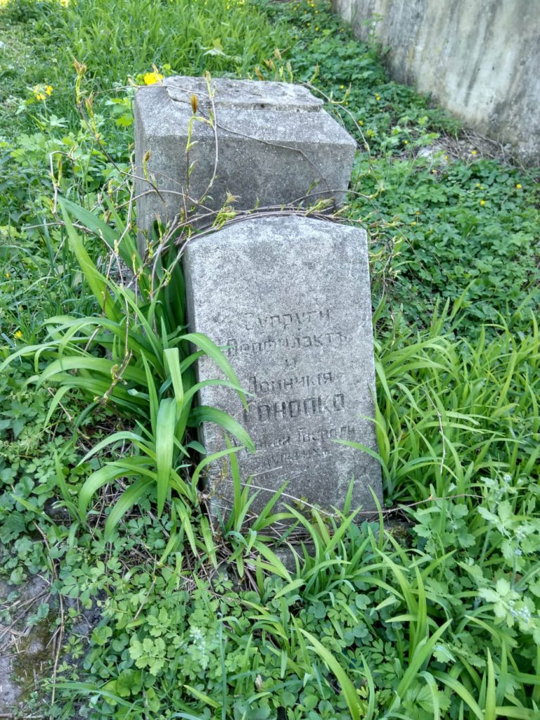 тут спочивають вічним сном благодійники подружжя Гонопко