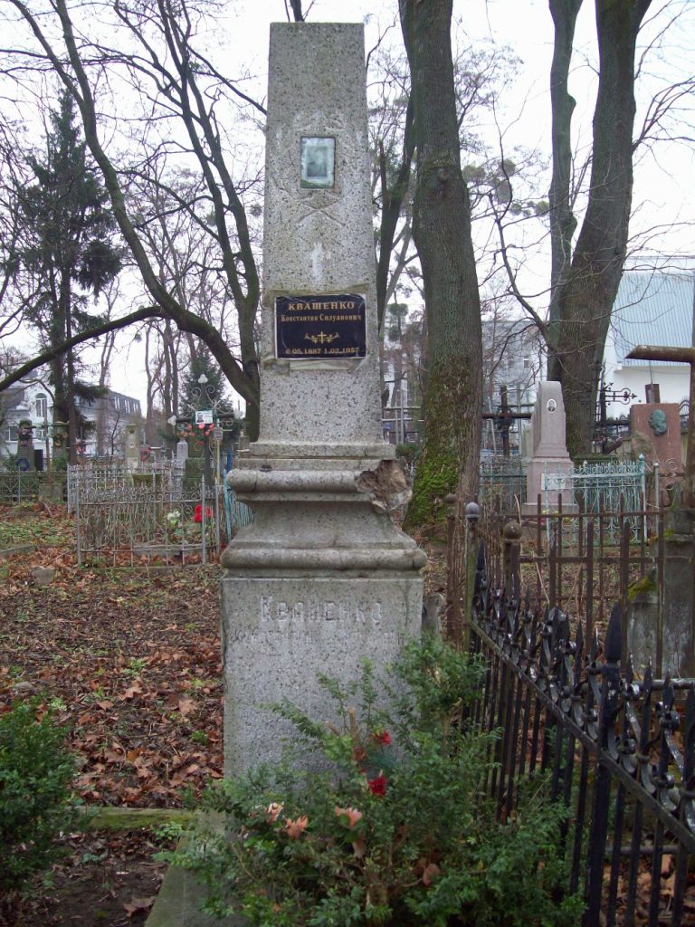 Фото 2007 року на могилі батька Бориса Квашенка. Тепер цього монумента вже немає