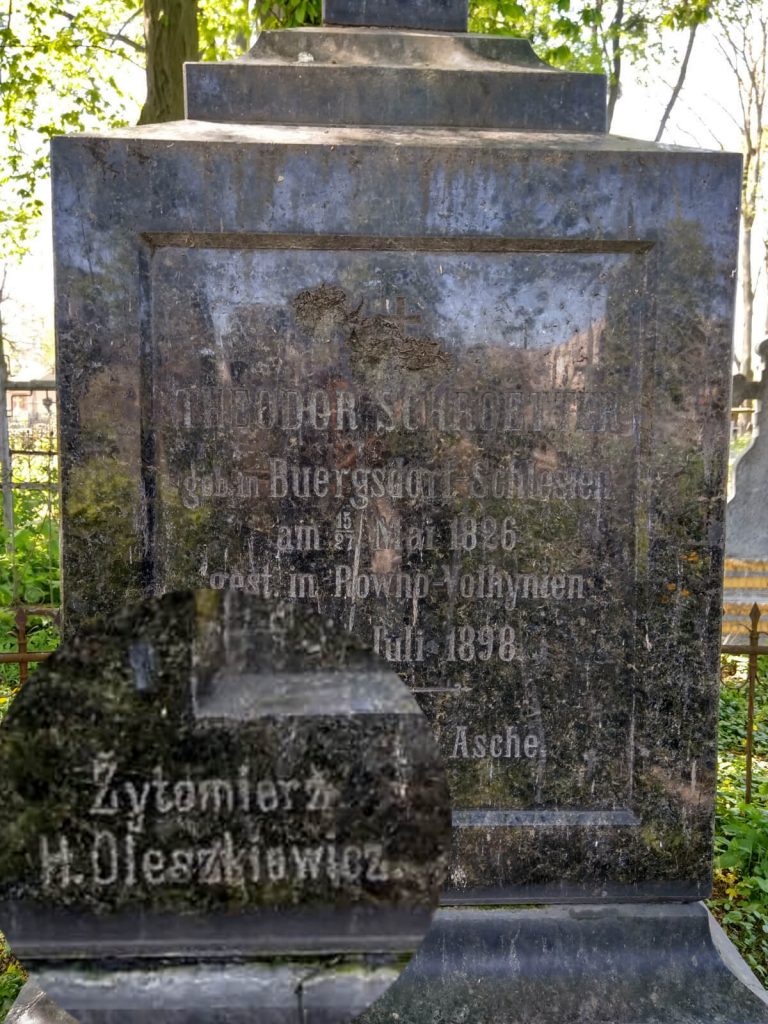 “Автограф” майстерні Генриха Олешкевича на надгробку доктора Шрьотера