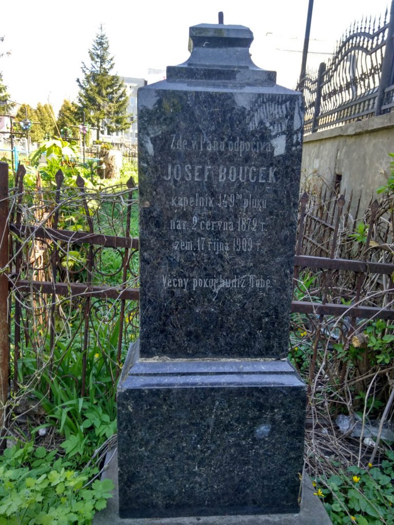 Чеське поховання, яких чимало є на Грабнику. Оградку вже складно знайти цілу