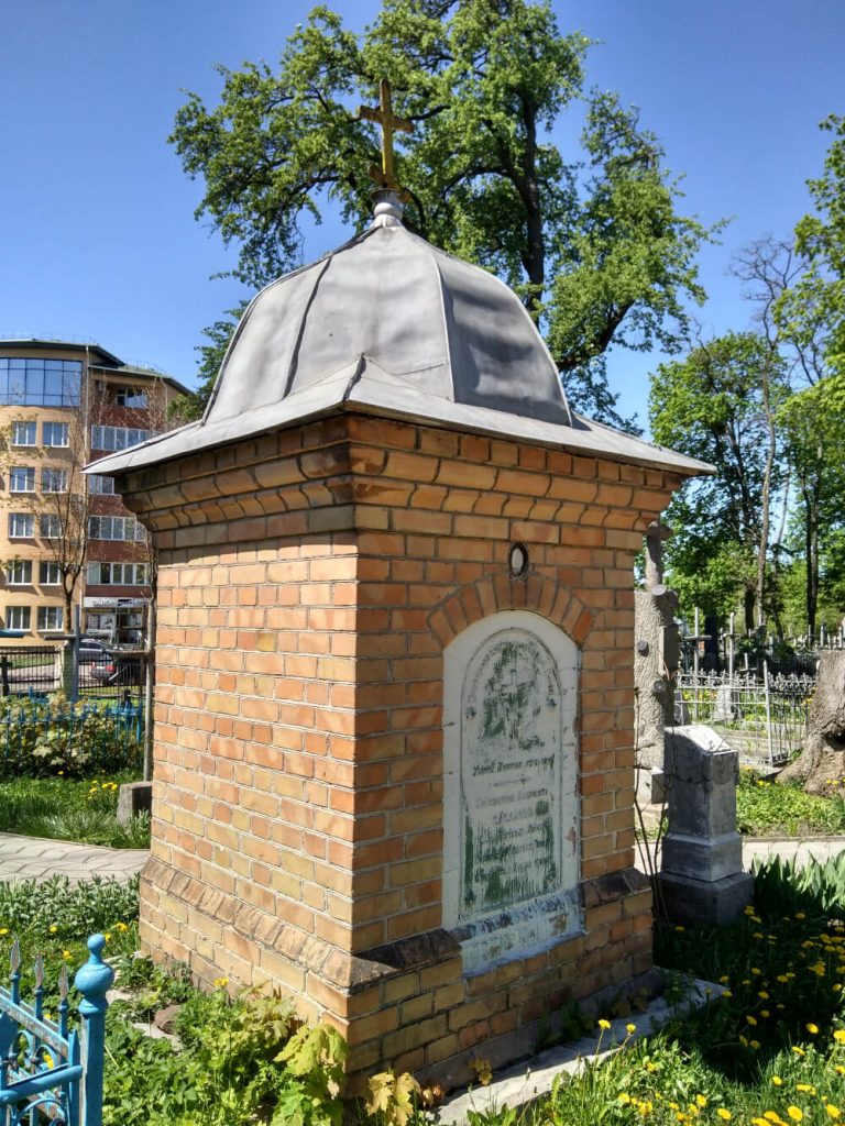 Одна з двох частково вцілілих капличок