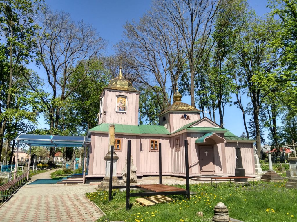 Церква Святого Стефана дещо “модернізована” зовні. Довкола неї – найстаріші поховання