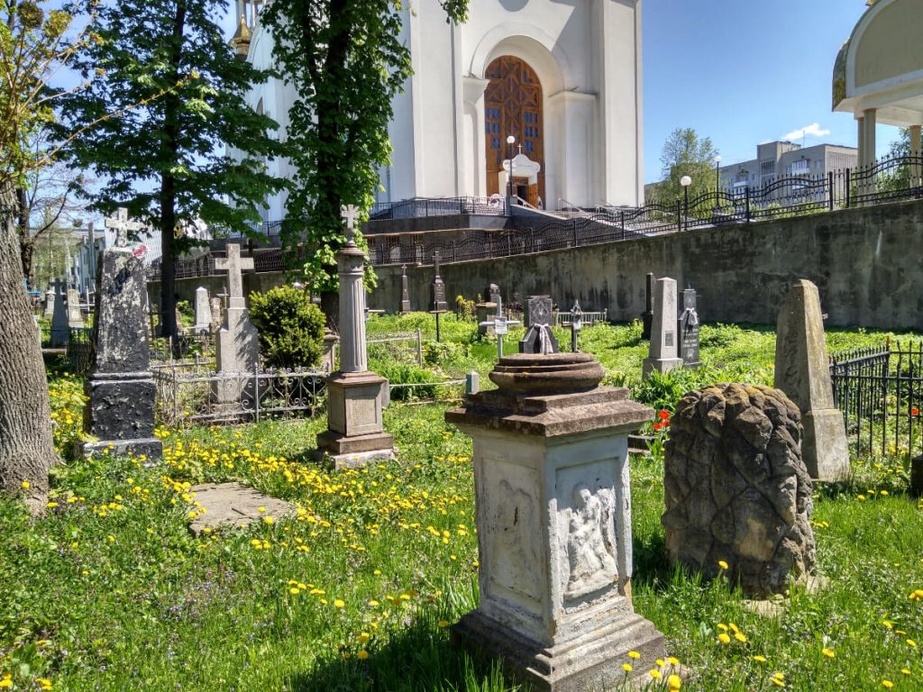 Старі надгробки ще є, але хто під ними покоїться, вже не дізнатися