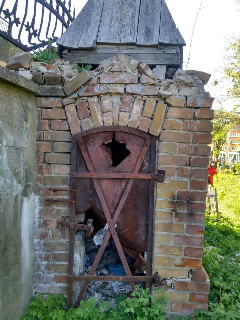 Так виглядала капличка, по якій проліг паркан соборного подвір’я, у 2011. Тепер вона майже зрунована