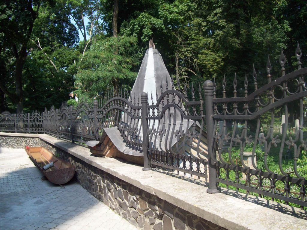 Так виглядала капличка, по якій проліг паркан соборного подвір’я, у 2011. Тепер вона майже зрунована