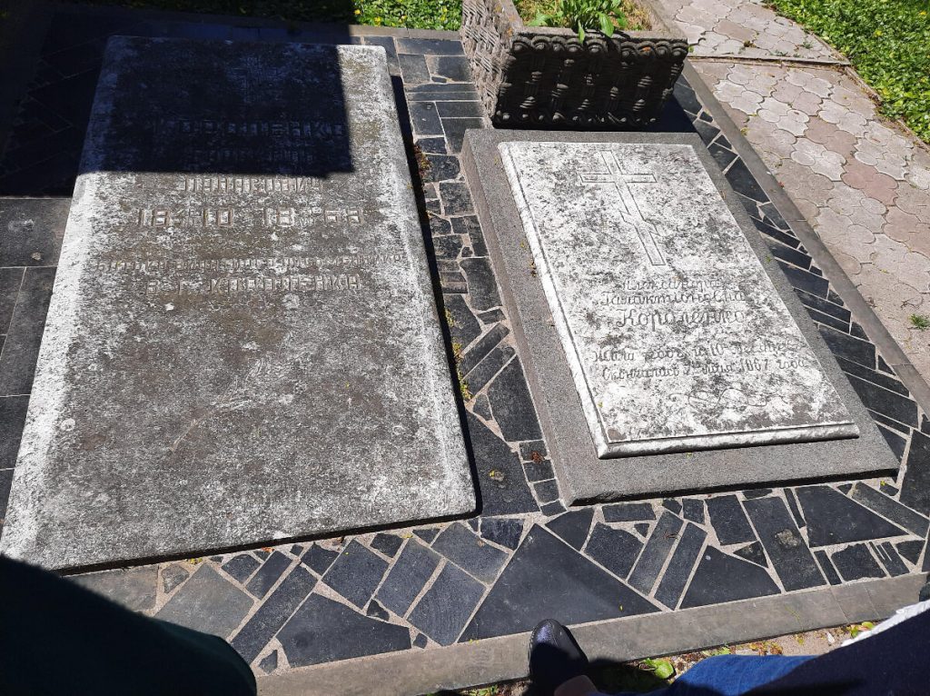 Могили батька і сестрички письменника Володимира Короленка