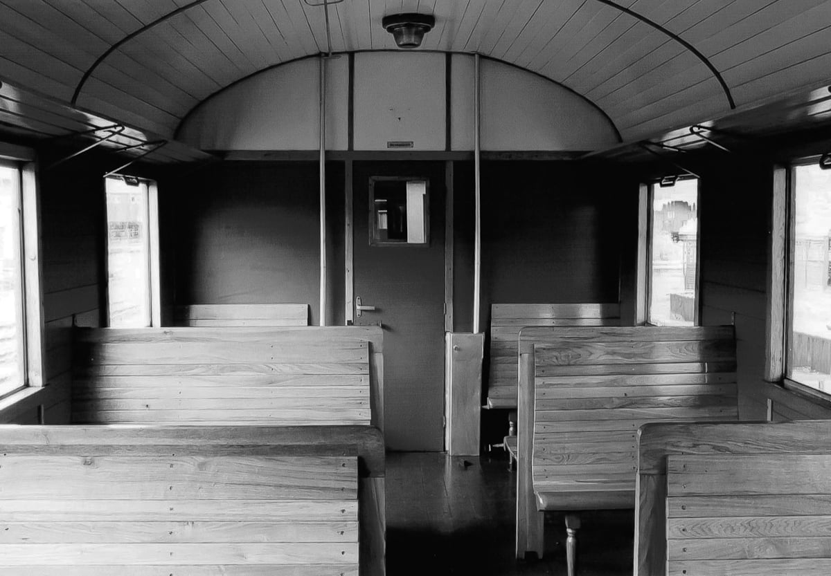 Салон 3-го класу .Такий самий салон ,тільки з оббитими матерією м'якими лавками ,та меншою кількісю рядів ( 9 замість 11-12) вважався 2-го класу