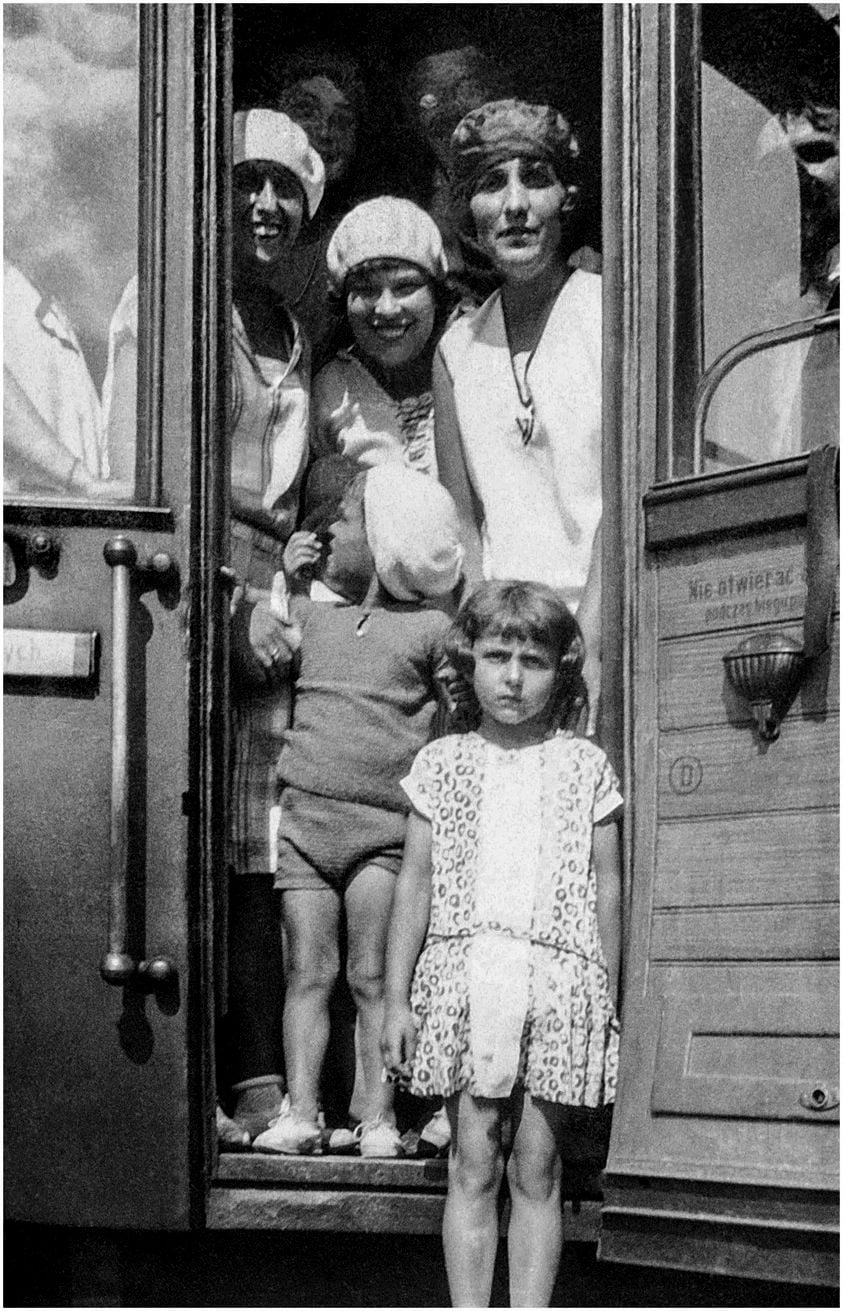 Пасажири вагону 3-го класу , так званого "бочняка". Світлина з альбому Romana Wajnikonisa