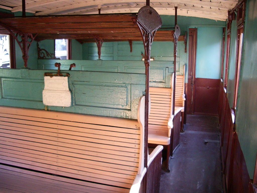 Салон вагону 3-го класу, часто використовувався для приміських маршрутів