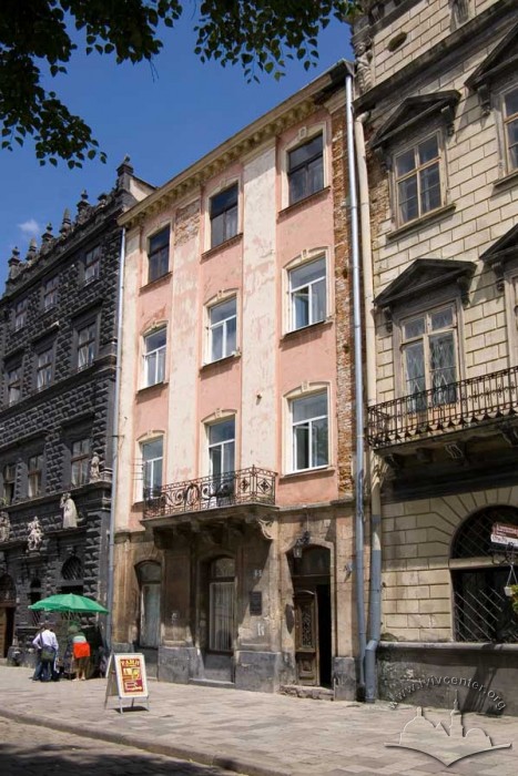 Колишня Ганлівська кам'яниця на Ринку. Фото з https://lia.lvivcenter.org/