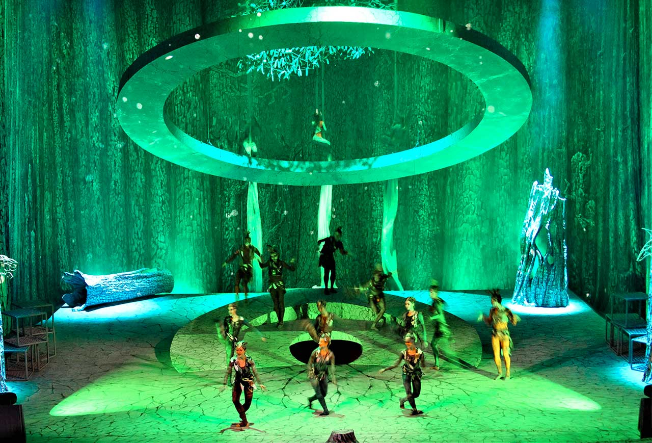 3.Домінантою сценографії є архітектонічний елемент, велетенське коло-обруч що нависає по центру над планшетом сцени та її персонажами