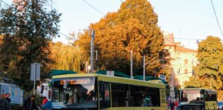 Автобуси МАЗ 203 та «Електрон» А 185 на вул. Підвальній. Вересень 2019 р. Автор фото Вадим Галюк.