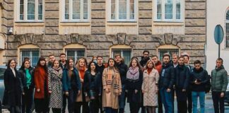 "Батько наш Бандера": студенти музичної академії долучилися до патріотичного флешмобу на честь Героя УПА (відео)