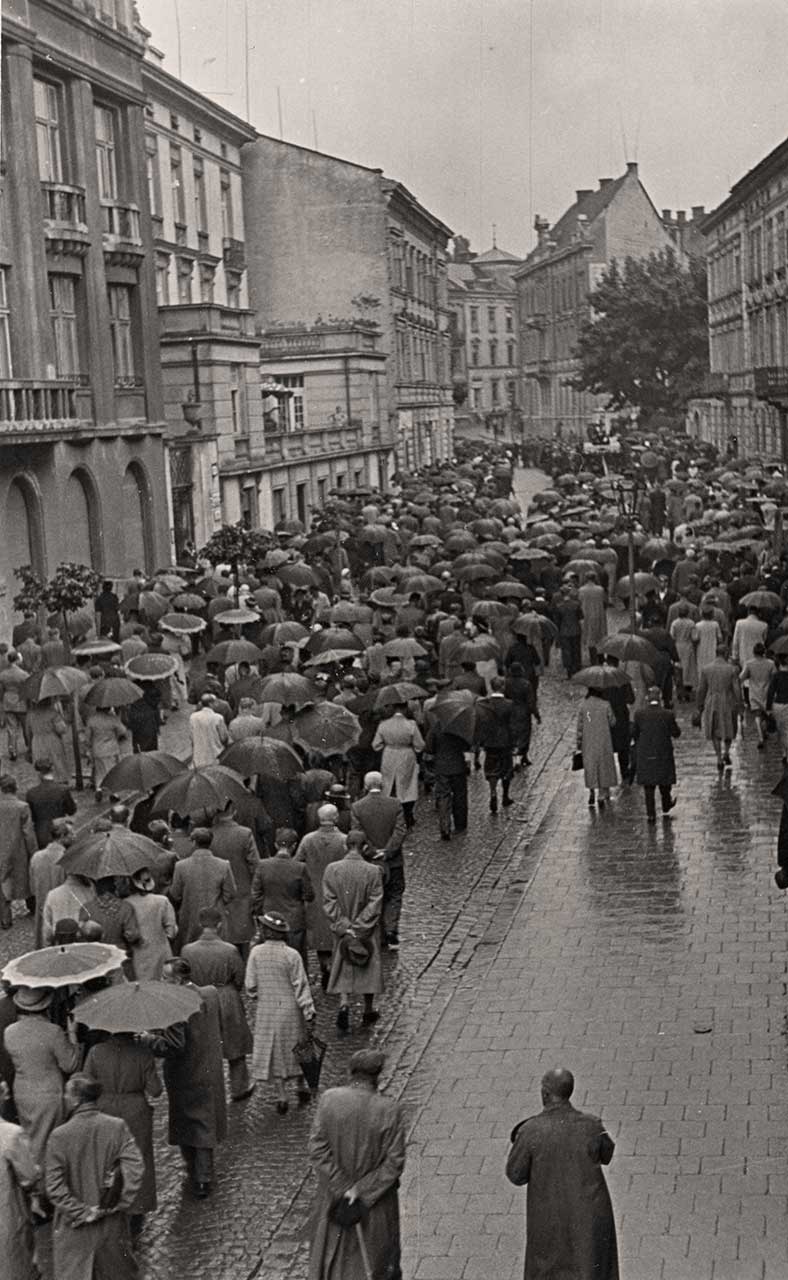 01.Похоронна процесія із домовиною митця Олекси Новаківського рухається вулицею Пекарською у напрямку Личаківського цвинтаря, 31 серпня 1935 р. Фото Михайла Пежанського (із колекції Юрія Завербного)