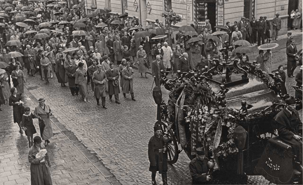 Похоронна процесія із домовиною митця Олекси Новаківського рухається вулицею Пекарською у напрямку Личаківського цвинтаря. За катафалком ідуть Михайло Мороз та інші учні Мистецької школи, 31 серпня 1935 р. Фото Михайла Пежанського (із колекції Юрія Завербного)