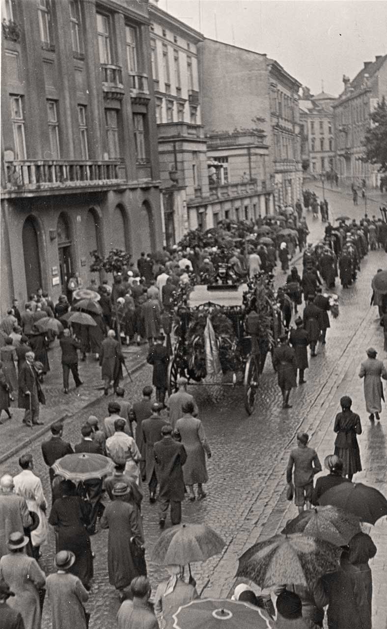 Похоронна процесія із домовиною митця Олекси Новаківського рухається вулицею Пекарською у напрямку Личаківського цвинтаря, 31 серпня 1935 р. Фото Михайла Пежанського (із колекції Юрія Завербного)