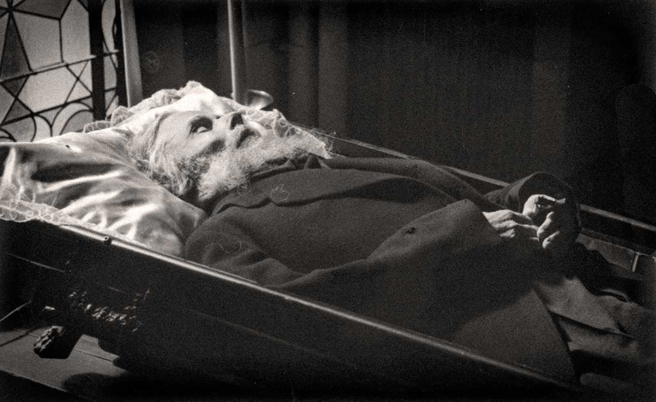 01.Труна із тілом Олекси Новаківського. Львів, 31 серпня 1935 р. Фото Михайла Пежанського (із колекції Юрія Завербного)