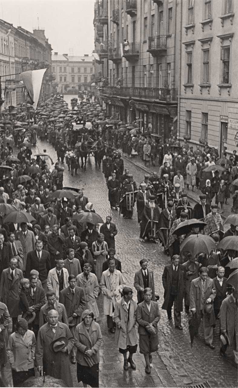 05.Похоронна процесія із домовиною митця Олекси Новаківського рухається вулицею Пекарською у напрямку Личаківського цвинтаря, 31 серпня 1935 р. Фото Михайла Пежанського (із колекції Юрія Завербного)