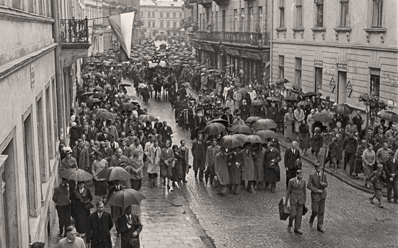 06.Похоронна процесія із домовиною митця Олекси Новаківського рухається вулицею Пекарською у напрямку Личаківського цвинтаря, 31 серпня 1935 р. Фото Михайла Пежанського (із колекції Юрія Завербного)