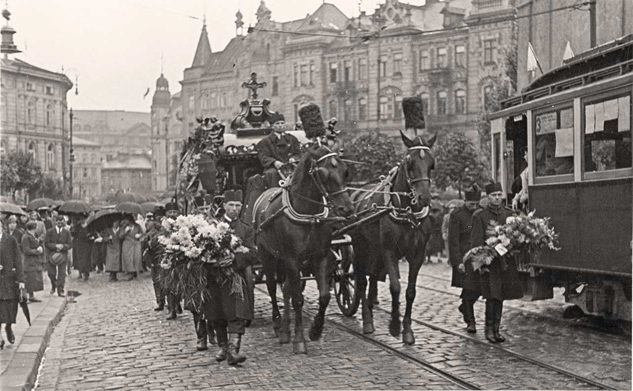 07.Похоронна процесія із домовиною художника Олекси Новаківського пересувається площею Бернардинською (тепер – площа Соборна) у напрямку Личаківського цвинтаря, 31 серпня 1935 р. Фото Михайла Пежанського (із колекції Юрія Завербного)