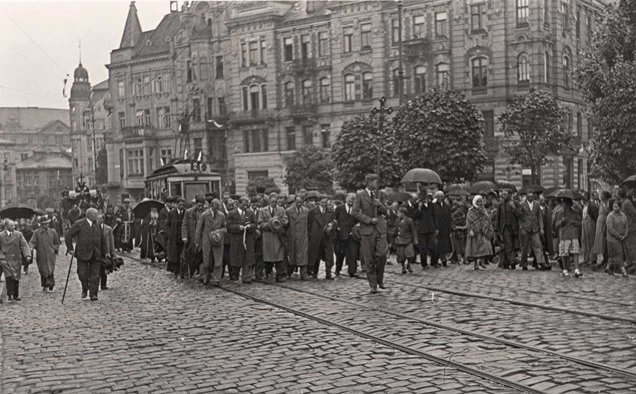 Похоронна процесія із домовиною художника Олекси Новаківського пересувається площею Бернардинською (тепер – площа Соборна) у напрямку Личаківського цвинтаря, 31 серпня 1935 р. Фото Михайла Пежанського (із колекції Юрія Завербного)