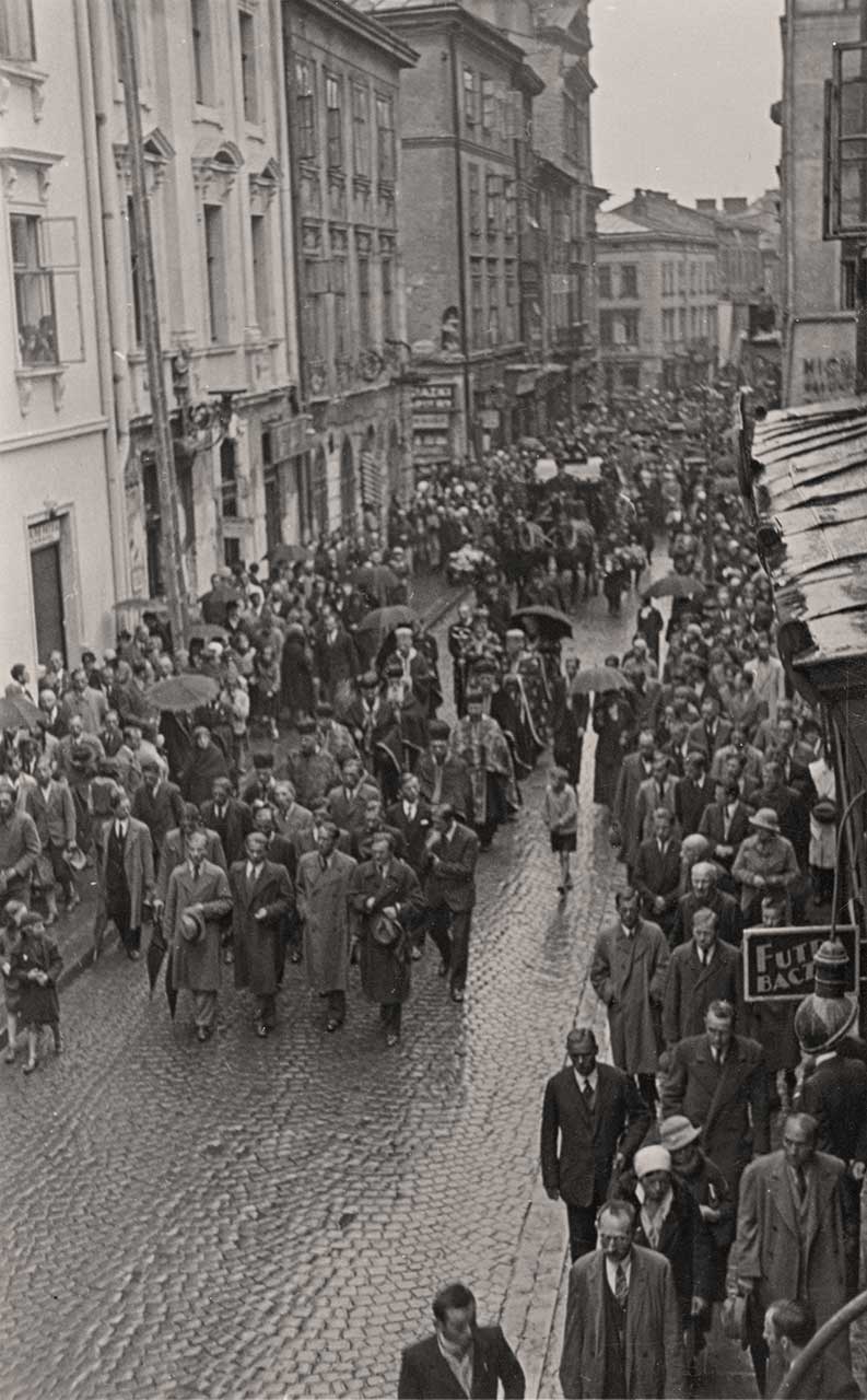 Похоронна процесія із домовиною митця Олекси Новаківського рухається вулицею Пекарською у напрямку Личаківського цвинтаря, 31 серпня 1935 р. Фото Михайла Пежанського (із колекції Юрія Завербного)