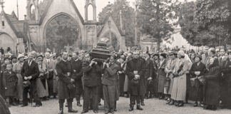 10. Похоронна процесія із домовиною митця Олекси Новаківського на Личаківському цвинтарі. Труну із тілом несуть попереду: Богдан Бобинський (?) та Володимир Іванюх. 31 серпня 1935 р. Фото Михайла Пежанського (із колекції Юрія Завербного)