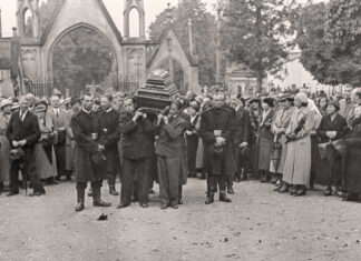 10. Похоронна процесія із домовиною митця Олекси Новаківського на Личаківському цвинтарі. Труну із тілом несуть попереду: Богдан Бобинський (?) та Володимир Іванюх. 31 серпня 1935 р. Фото Михайла Пежанського (із колекції Юрія Завербного)