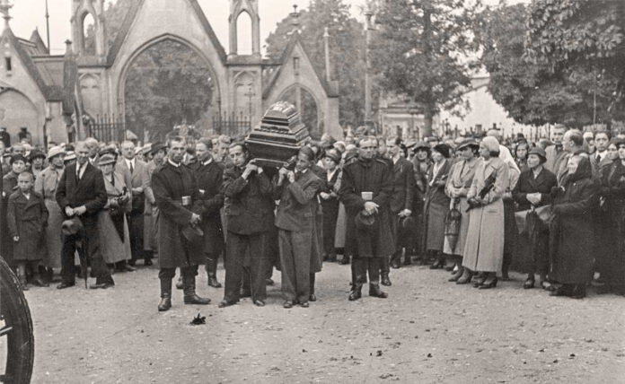 10. Похоронна процесія із домовиною митця Олекси Новаківського на Личаківському цвинтарі. Труну із тілом несуть попереду: Богдан Бобинський (?) та Володимир Іванюх. 31 серпня 1935 р. Фото Михайла Пежанського (із колекції Юрія Завербного) 10. Похоронна процесія із домовиною митця Олекси Новаківського на Личаківському цвинтарі. Труну із тілом несуть попереду: Богдан Бобинський (?) та Володимир Іванюх. 31 серпня 1935 р. Фото Михайла Пежанського (із колекції Юрія Завербного)