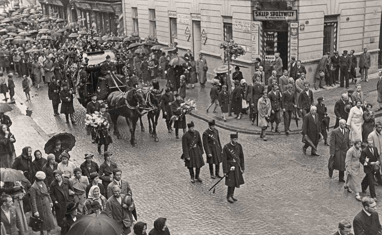 Похоронна процесія із домовиною митця Олекси Новаківського рухається вулицею Пекарською у напрямку Личаківського цвинтаря, 31 серпня 1935 р. Фото Михайла Пежанського (із колекції Юрія Завербного)