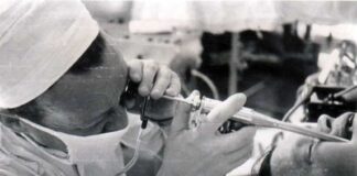 Лікар, з метою зміни кута спостереження, уводить через трубку ендоскопа оптичний бронхоскоп