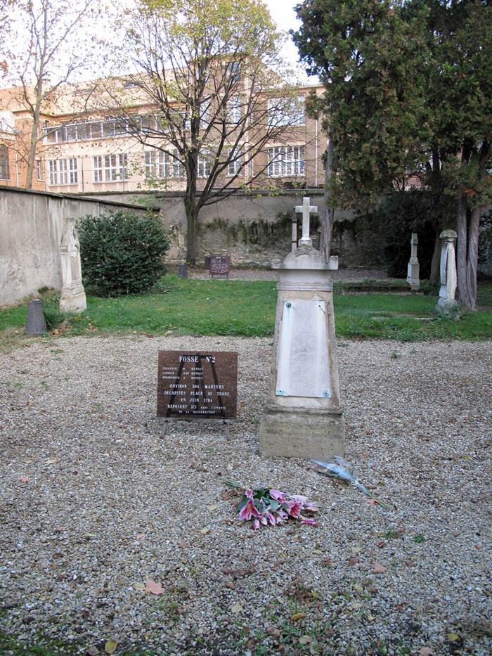 Братські могили, де поховано тіла страчених, посипані гравієм 