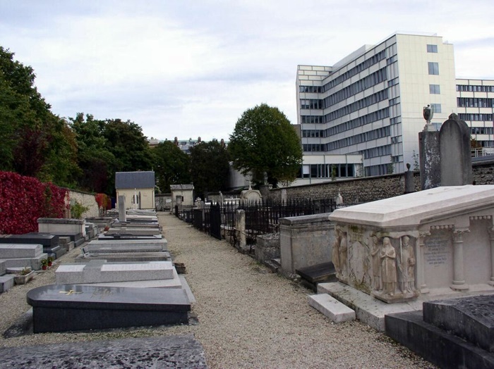 Поховання родичів гільйотинованих на Пікпюс 